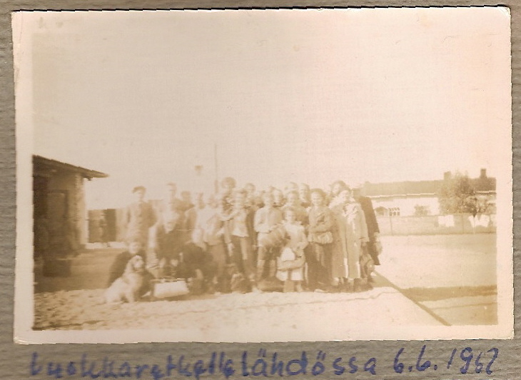 04-19510606001+Kaikki-LA-aseman_edessa-Luokkaretki