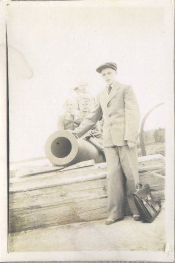 04-19510606007-Toikka_Juhani-Tykki-Suomenlinna-Luokkaretki-Helsinki