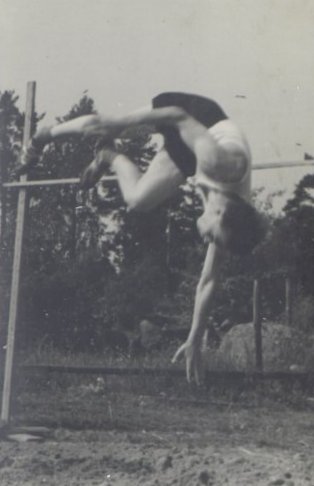 06-05-19540001004-Korkeushyppy