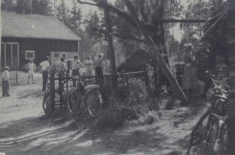 06-19550726006-Urheilijat_Korpelan_pihalta-Hella-Hameenkyla-(KoukilaJouko)-p-A001H