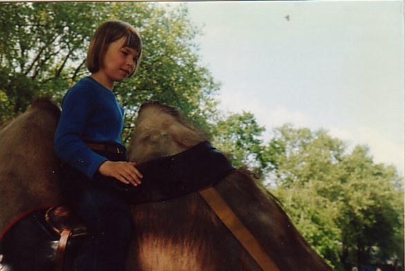 14-19790613031-Sanna-CamelRiding-LondonZoo-Lontoo-A061N2