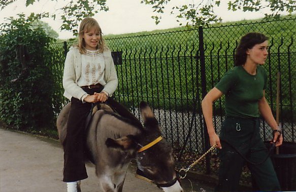 14-19790613034-Salla-DonkeyRiding-LondonZoo-Lontoo-A061N1