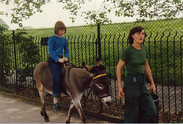 14-19790613034-Sanna-DonkeyRiding-LondonZoo-Lontoo-A061N